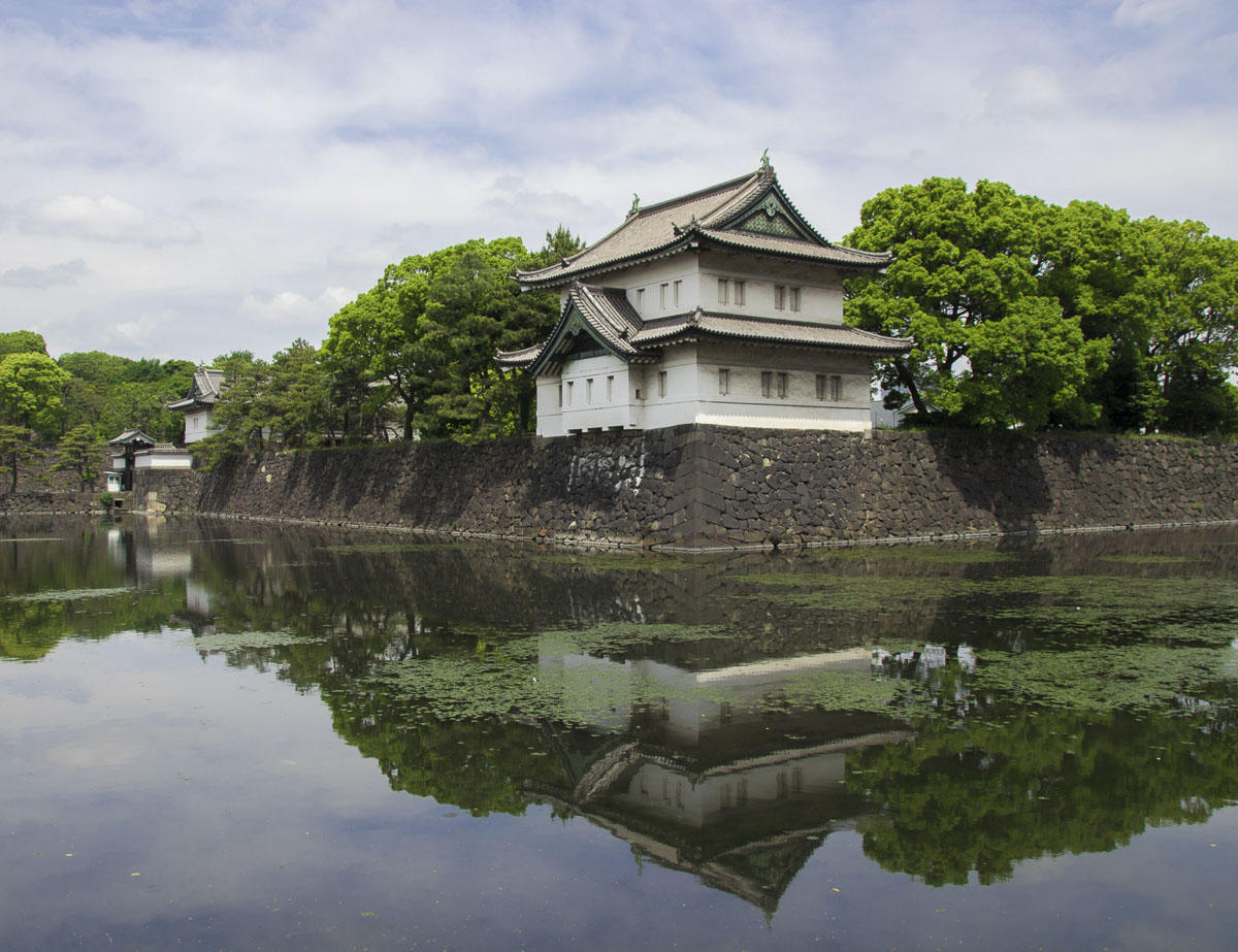 Construção tradicional do Palácio Imperial de Tokyo refletida em um lago