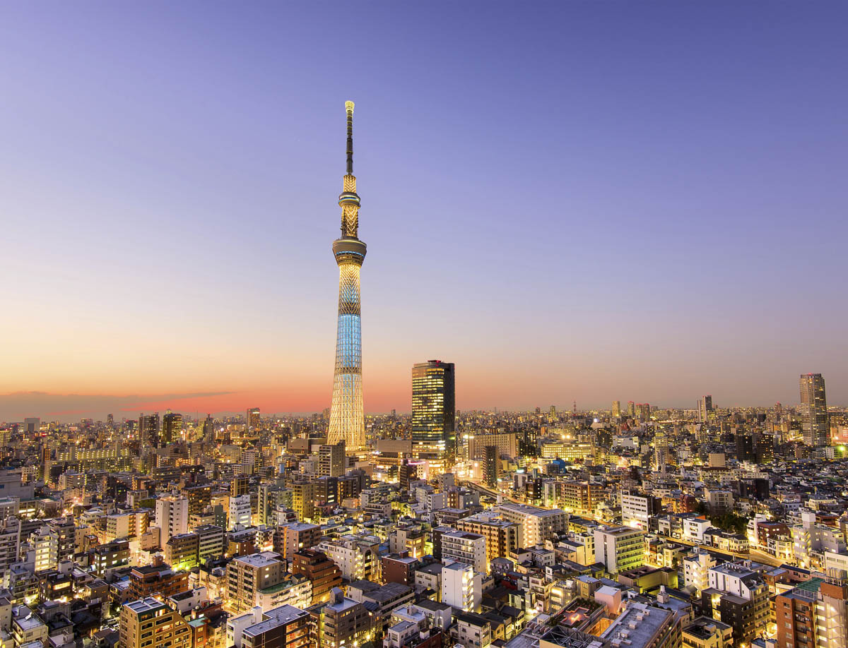 Tokyo Skytree iluminada ao entardecer, com vista panorâmica da cidade