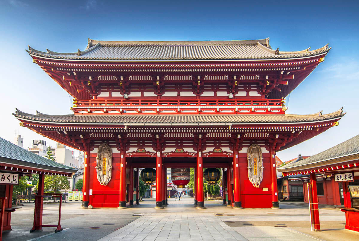 Portão do templo Senso-ji em Asakusa, Tokyo, com estrutura tradicional vermelha.