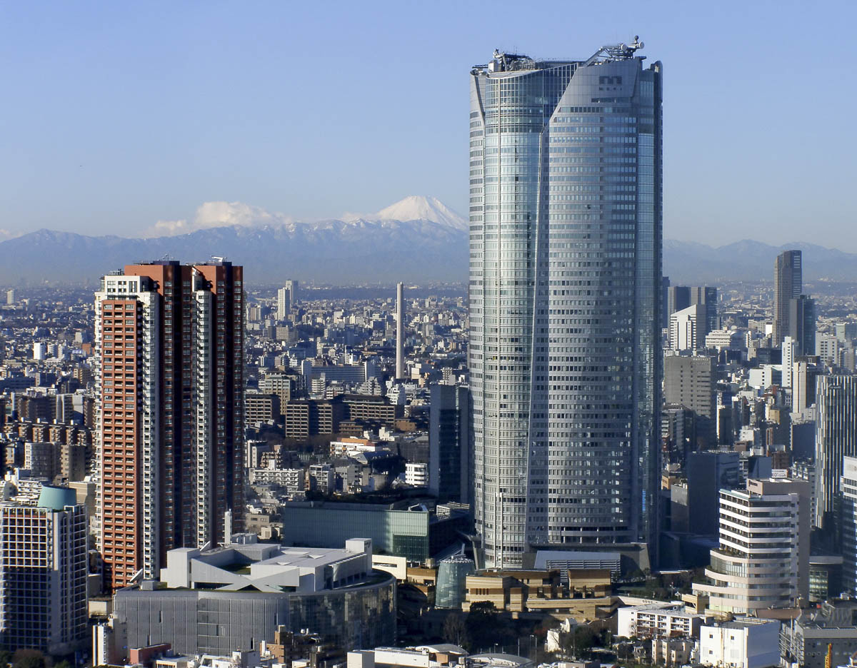 Vista panorâmica de Roppongi, em Tokyo, com arranha-céus e o Monte Fuji ao fundo