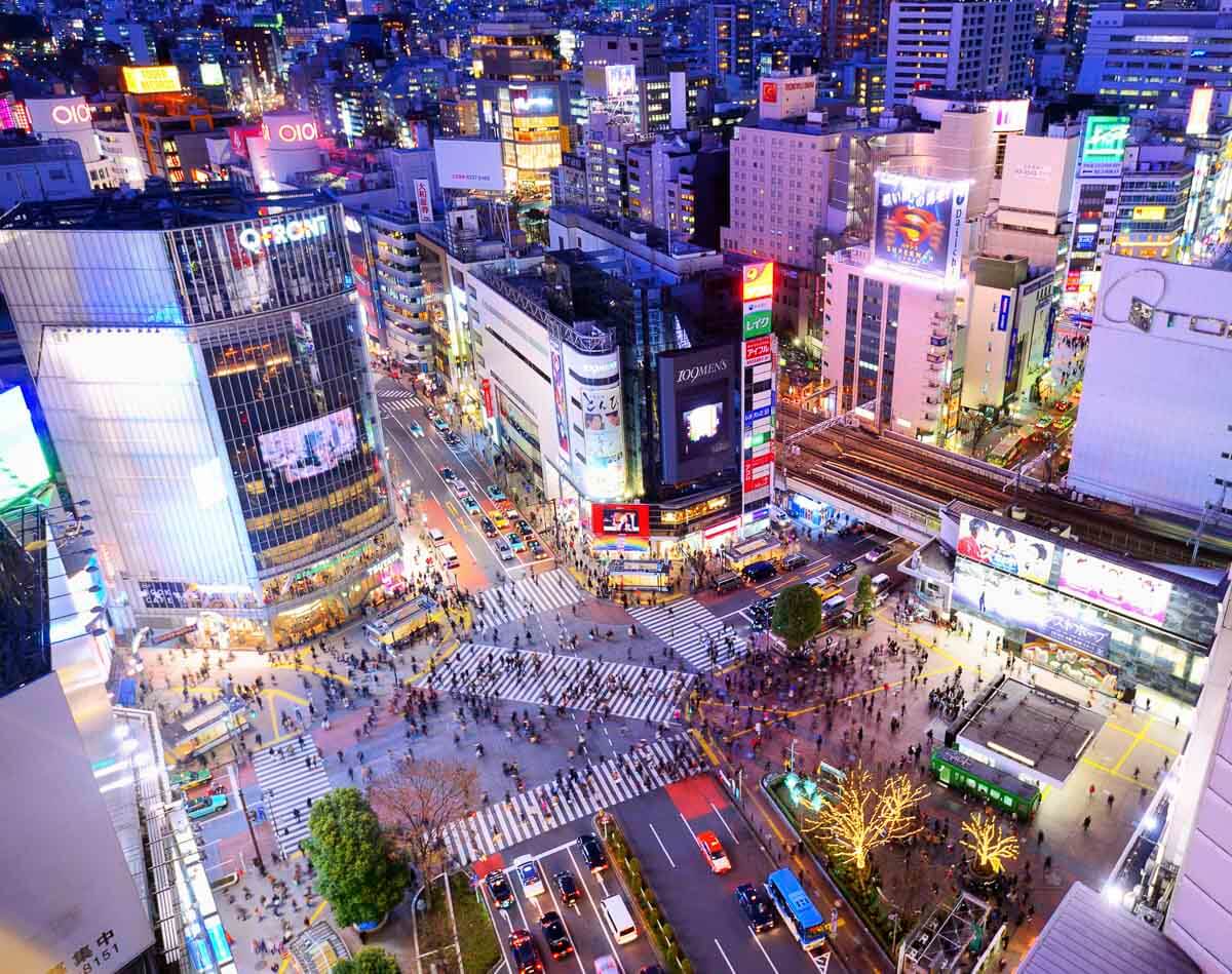 Vista aérea do cruzamento de Shibuya à noite, em Tokyo.