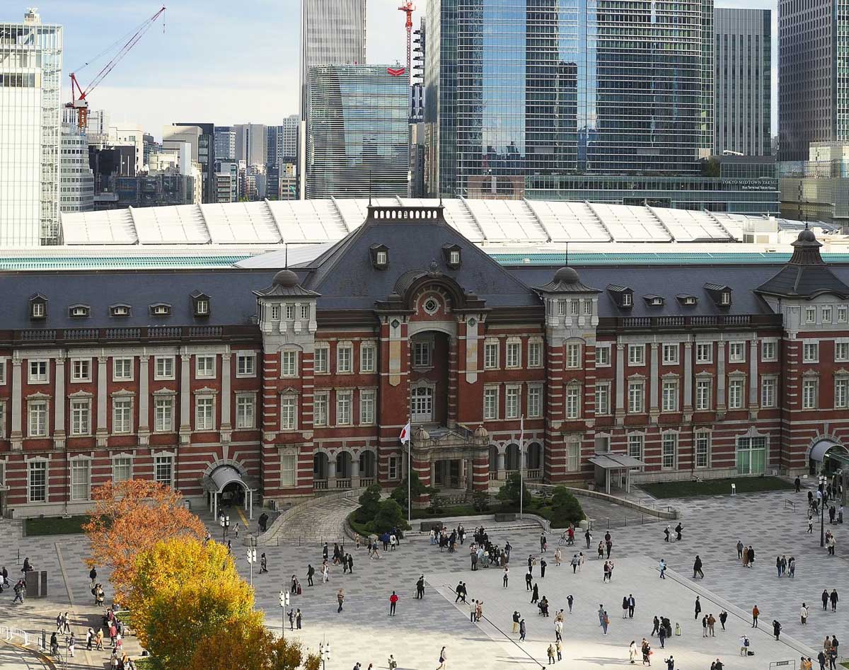 Fachada da Tokyo Station, em Tokyo, com arquitetura clássica em tijolos