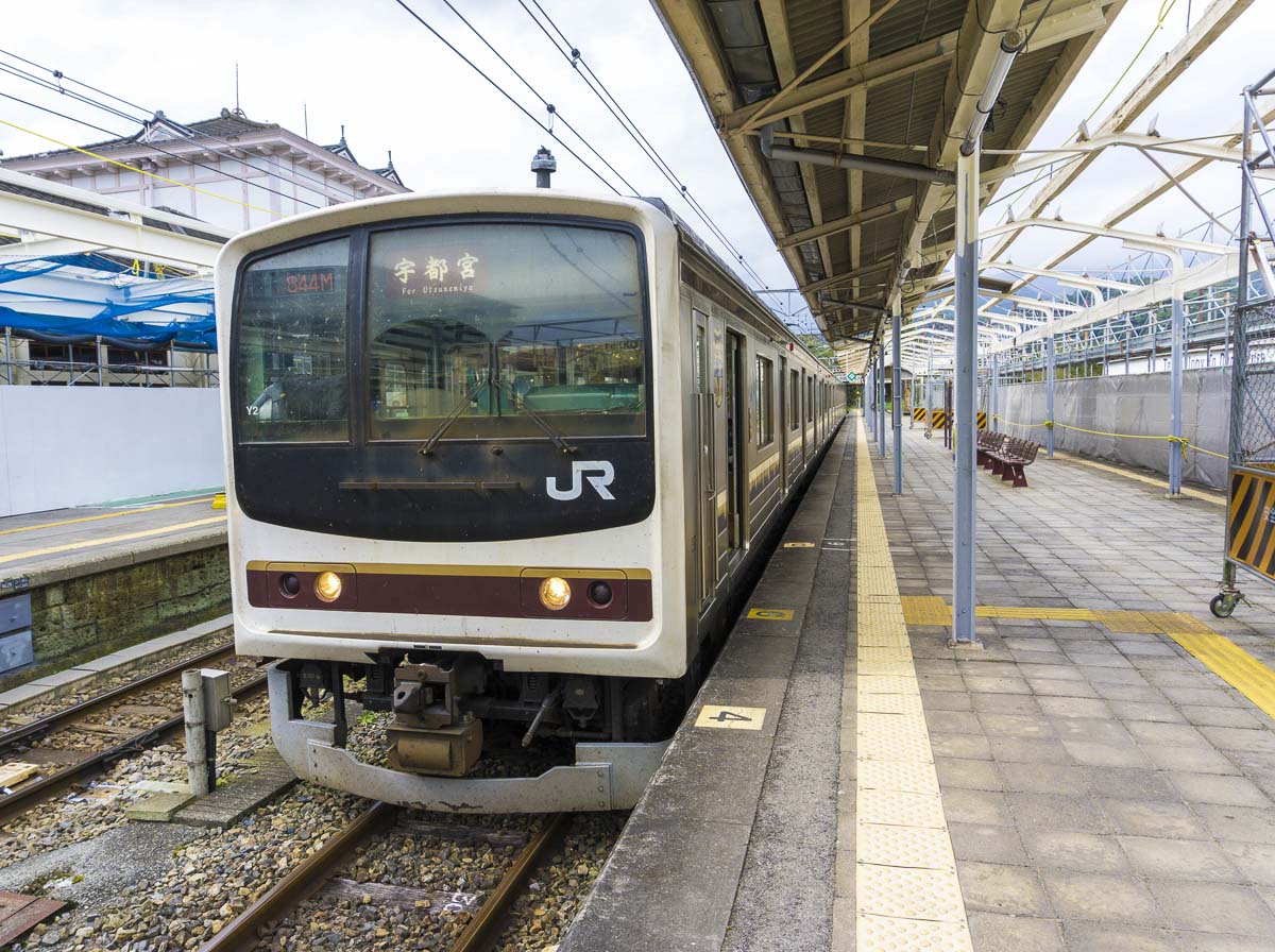 Trem convencional da JR parado em estação local no Japão.