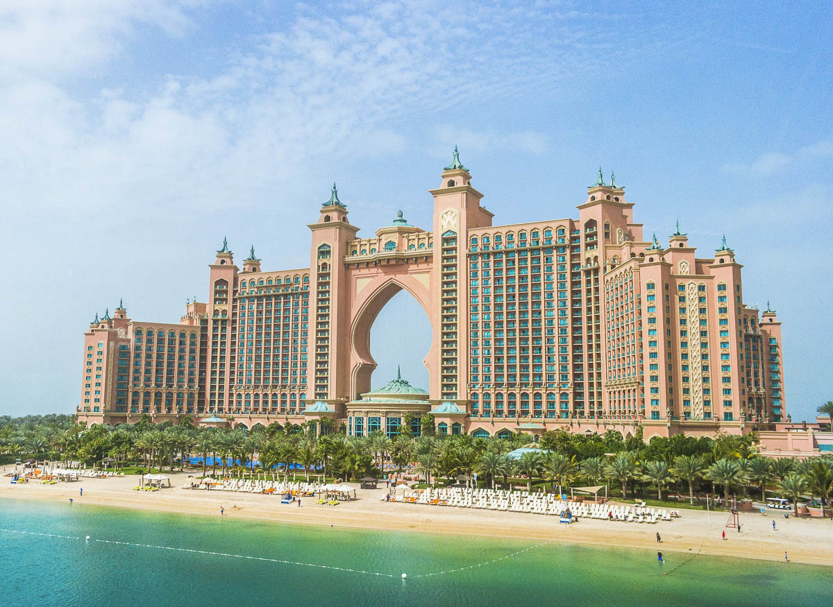 Hotel Atlantis The Palm na Palm Jumeirah, em Dubai, com praia e mar verde-azulado em frente.