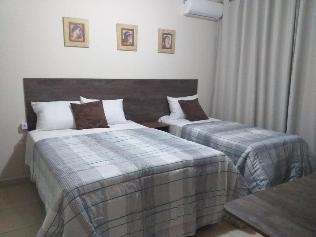 Quarto do Caldas Novas Residence em Caldas Novas com cama de casal e cama de solteiro