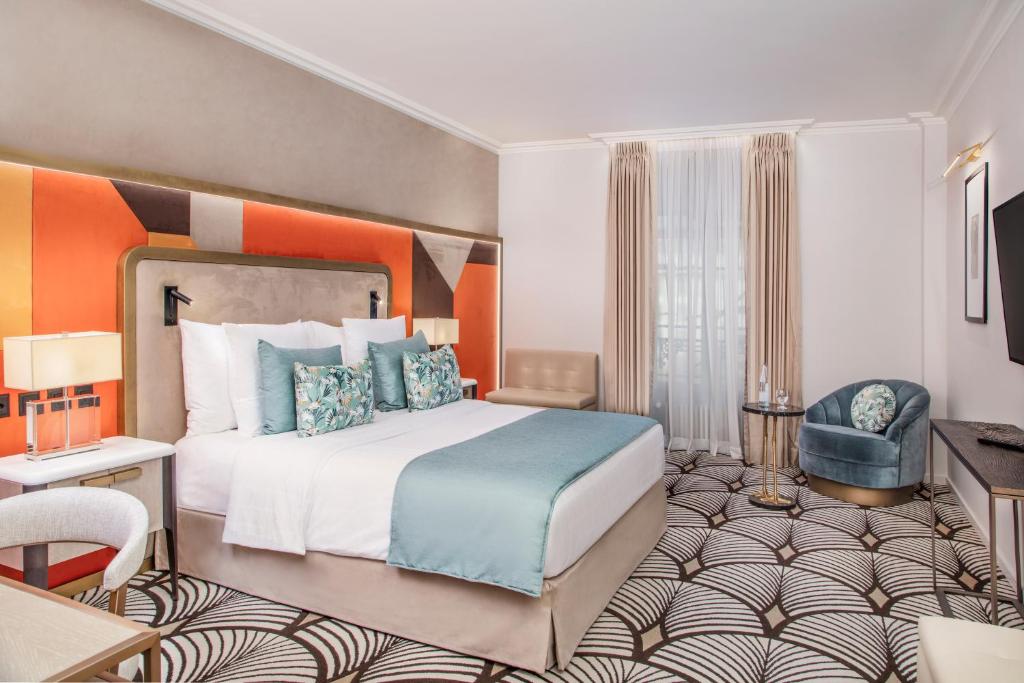 Quarto do Hotel Bristol Genève com cama grande e decoração elegante
