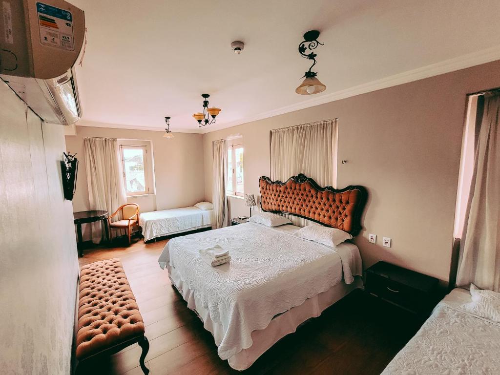 Quarto do Seringal Hotel em Manaus com cama de casal e decoração clássica