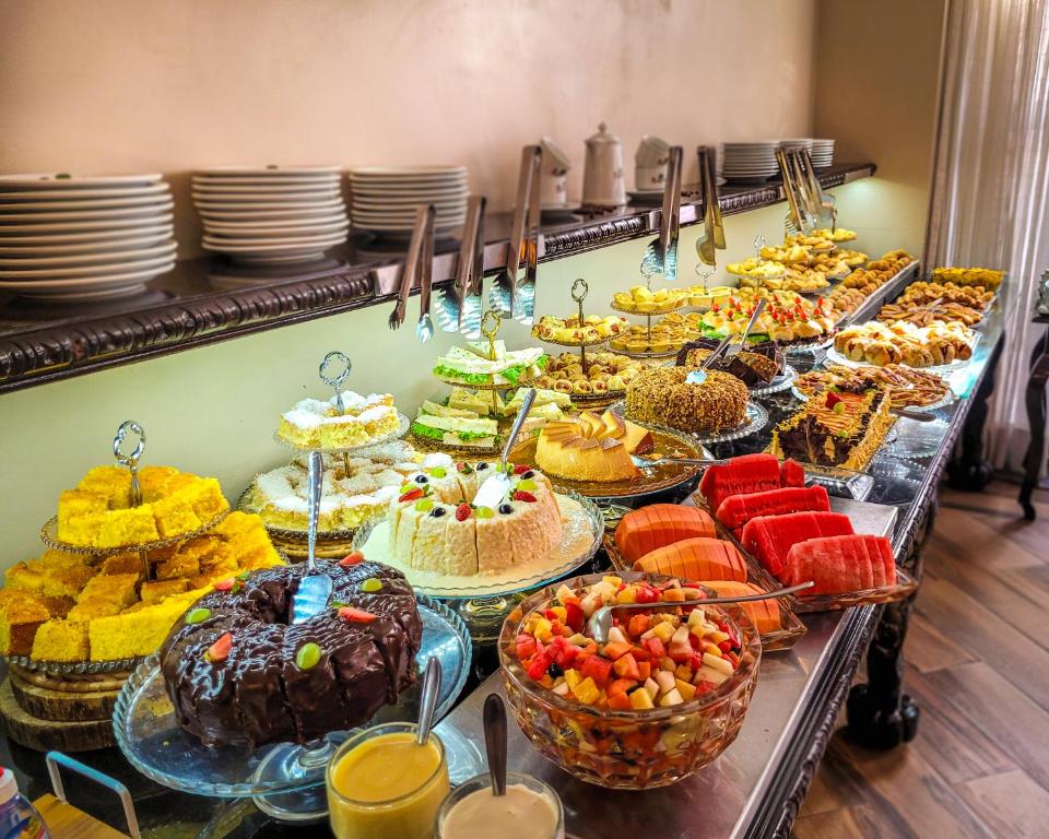 Café da manhã do Seringal Hotel em Manaus com variedade de bolos, frutas e doces