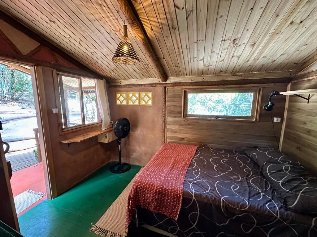 Quarto da pousada Mapu em Pipa com cama de casal e interior em madeira