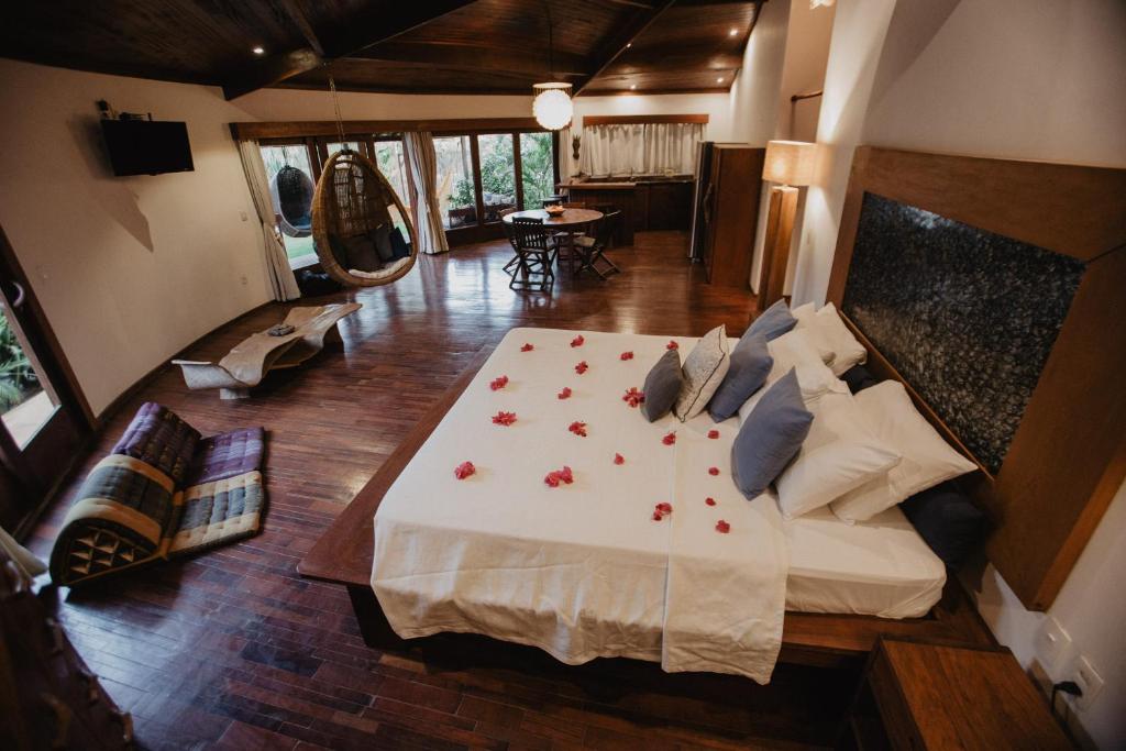 Suíte do Paua Hotel Boutique em Pipa com cama grande e decoração sofisticada