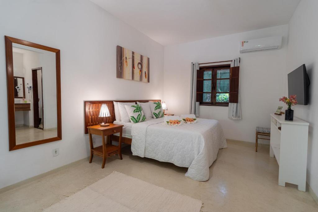 Quarto da Pousada Samambaia em Trancoso com cama de casal e decoração clara