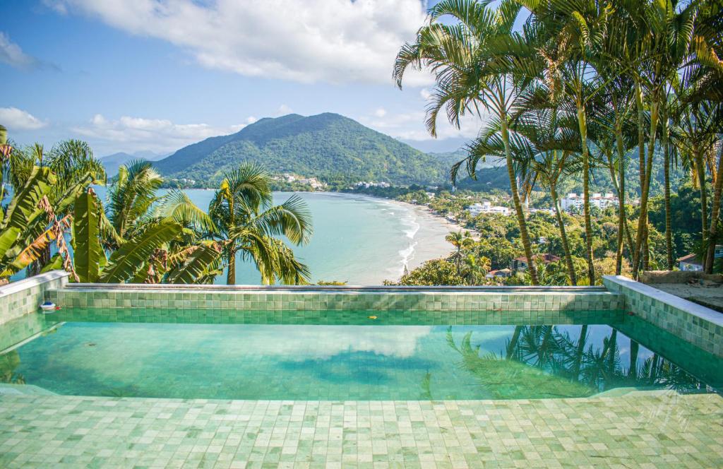 Piscina com borda infinita no Catalina Hotel em Ubatuba com vista para praia e montanhas
