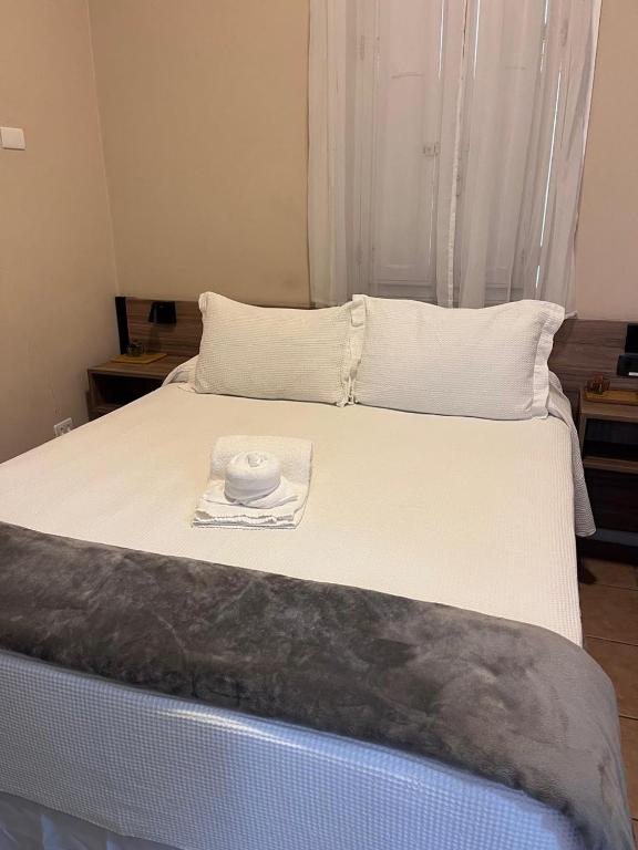 Quarto da Casa das Luzes Hostel IVN no Rio de Janeiro com cama de casal e decoração simples