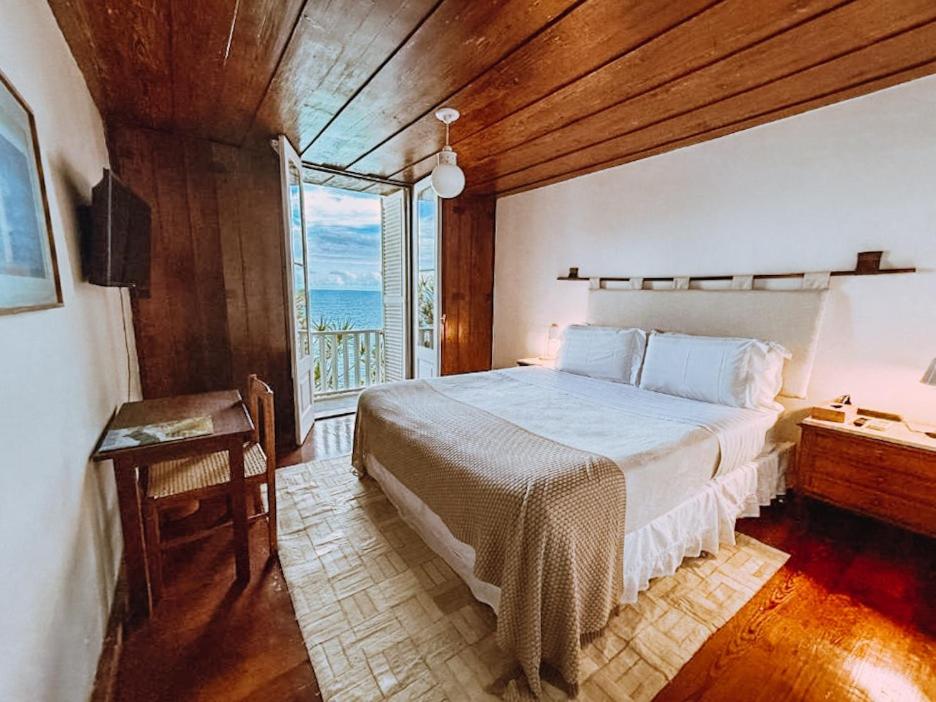 Quarto do Cliffside Boutique Hotel e Spa no Rio de Janeiro com cama de casal e varanda com vista para o mar