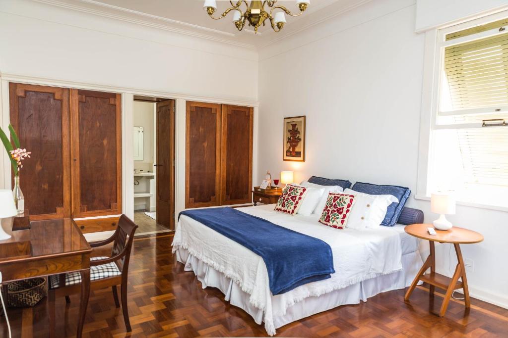 Quarto do Gerthrudes Bed e Breakfast no Rio de Janeiro com cama grande e decoração clássica