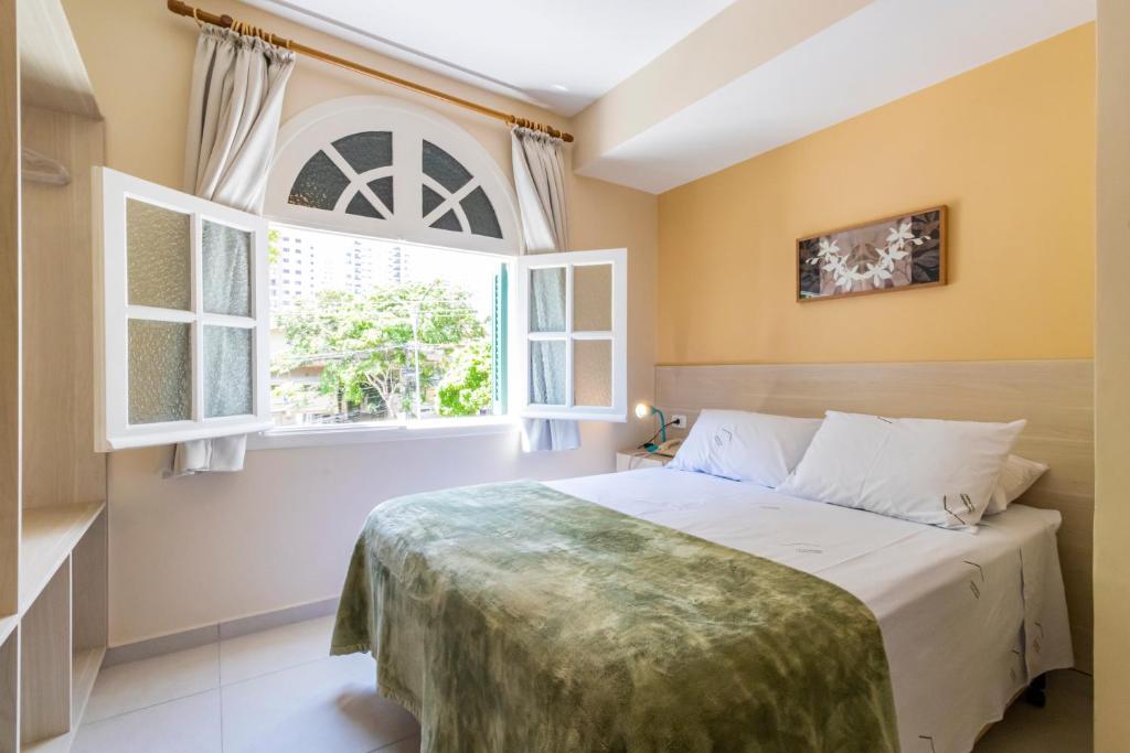 Quarto de hospedaria em Santo André em São Paulo com cama de casal e janela aberta