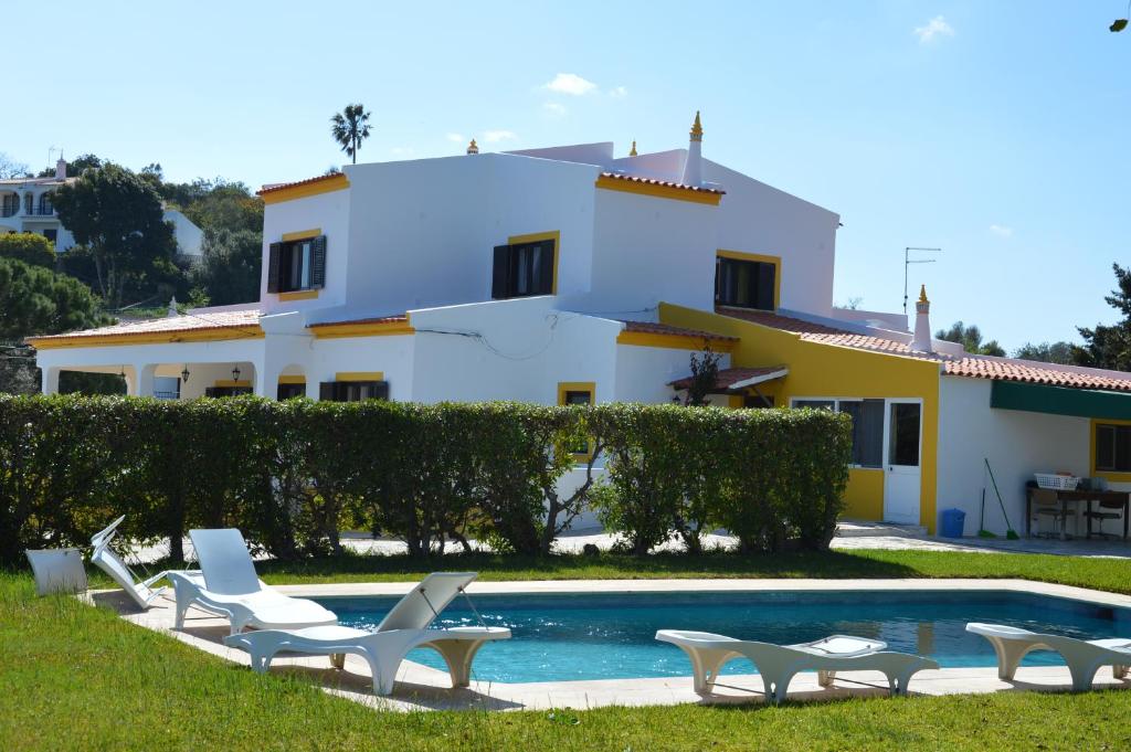 Área externa da Quinta das Andorinhas no Algarve com piscina e casa branca