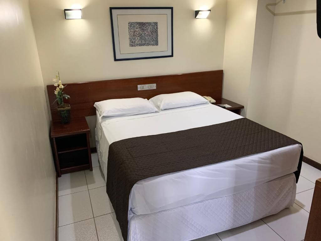 Quarto do Cheverny Apart Hotel em Belo Horizonte com cama de casal e decoração simples