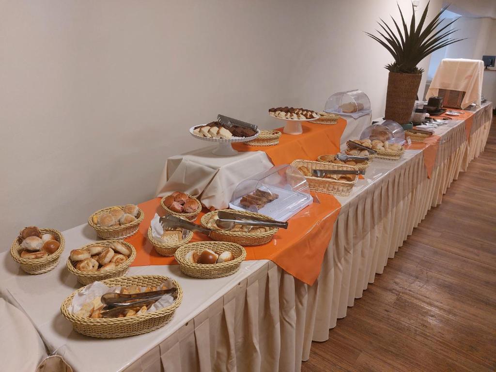 Café da manhã do Hotel Financial em Belo Horizonte com pães e bolos variados