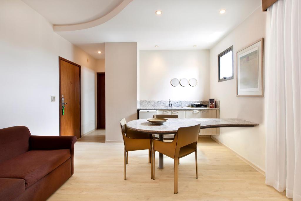 Sala com cozinha integrada do Promenade Pancetti em Belo Horizonte