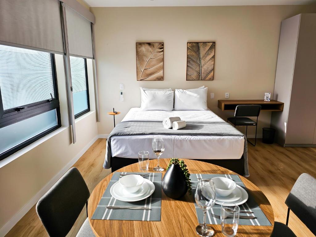 Estúdio do Bewiki em Florianópolis com cama de casal, mesa de refeições e decoração moderna