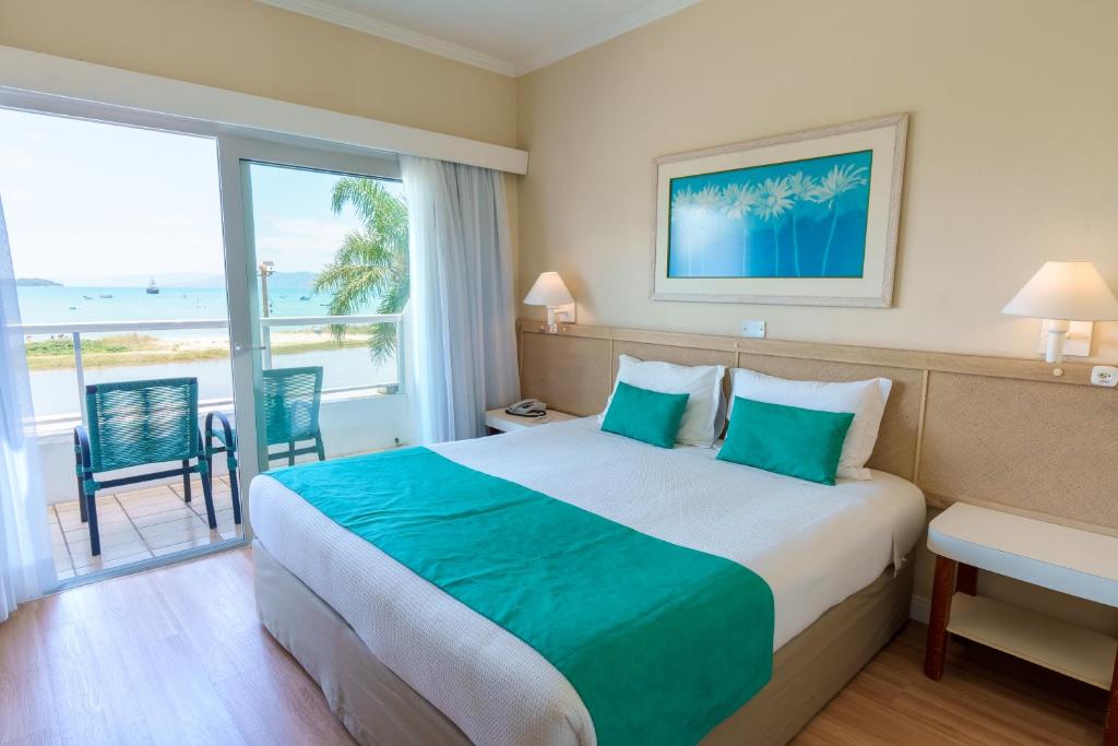 Quarto do Costa Norte Ponta das Canas Hotel em Florianópolis com varanda e vista para o mar