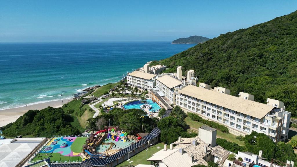 Vista aérea do Costão do Santinho Resort All Inclusive em Florianópolis entre praia e montanhas