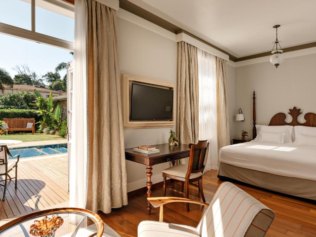 Quarto do Hotel das Cataratas, A Belmond Hotel, com cama de casal e acesso direto à área externa