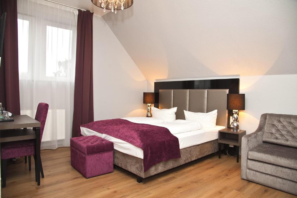 Quarto do Arena Villa am Wasserpark em Frankfurt com decoração em tons de vinho