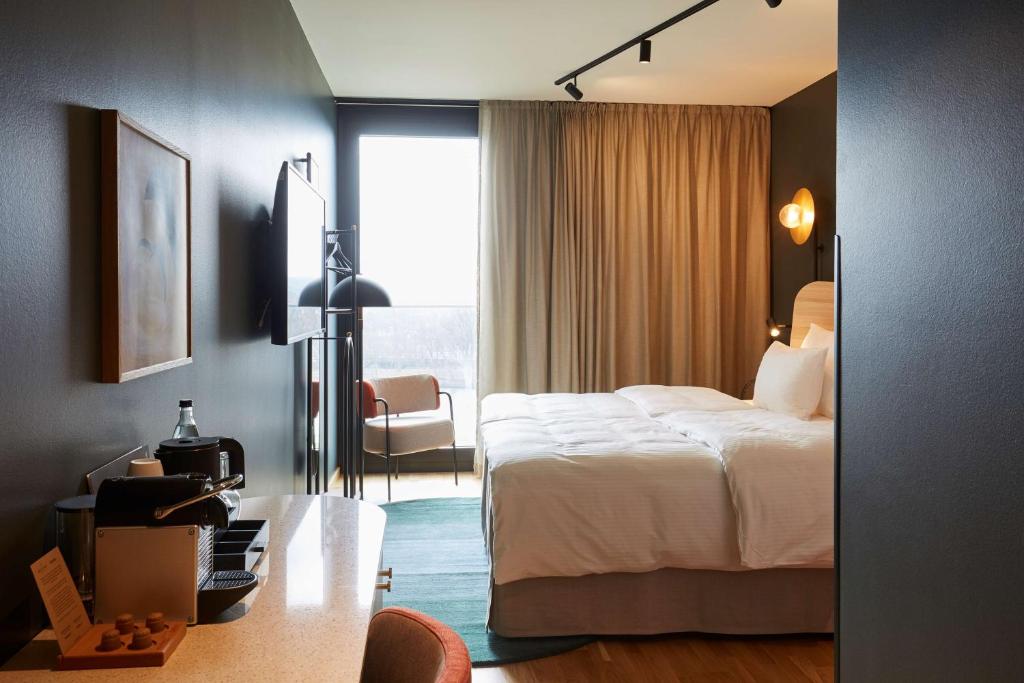 Quarto do Scandic Frankfurt Hafenpark em Frankfurt com decoração escura e moderna
