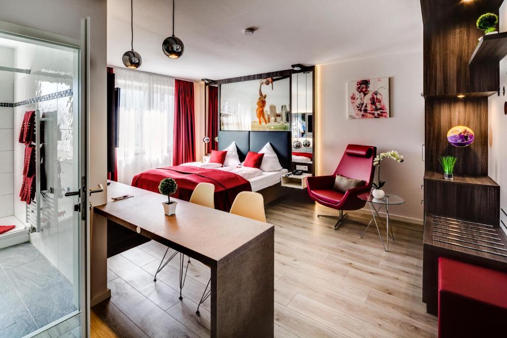 Estúdio do Star Apart Hotel Sachsenhausen em Frankfurt com decoração vermelha e cozinha compacta