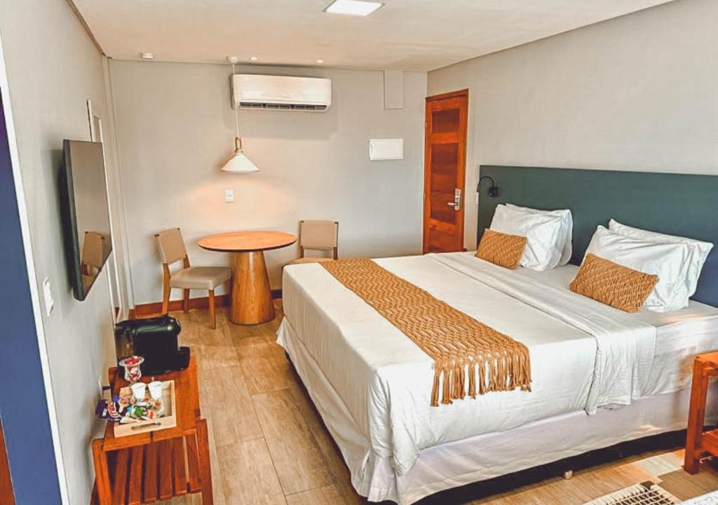Quarto do Kastel Jampa Hotel com cama de casal e decoração em tons neutros