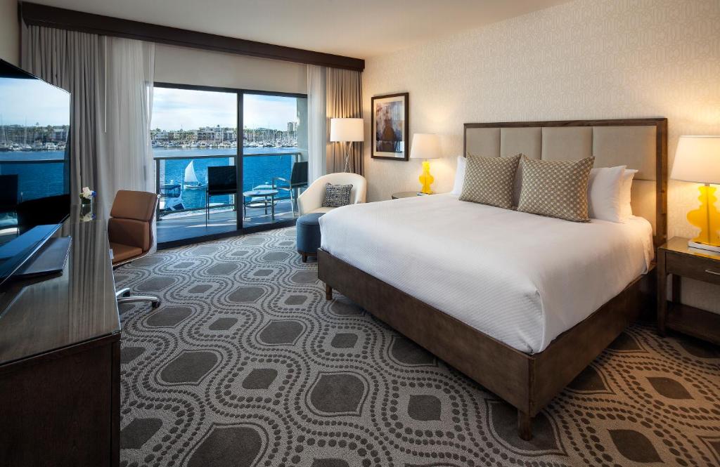 Quarto do Marina del Rey Hotel com cama grande, varanda e vista para a marina