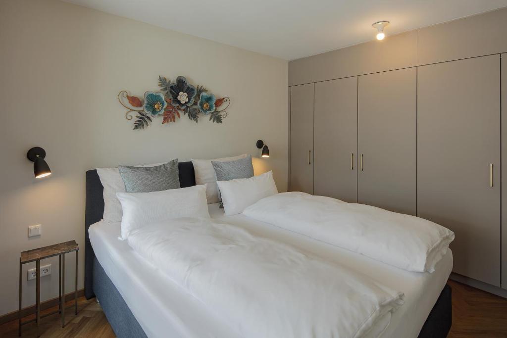 Quarto do DD Suites Serviced Apartments em Munique com cama de casal e armário embutido