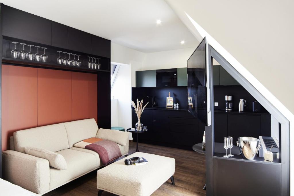 Sala do Design und Kunsthotel München em Munique com sofá bege e cozinha preta