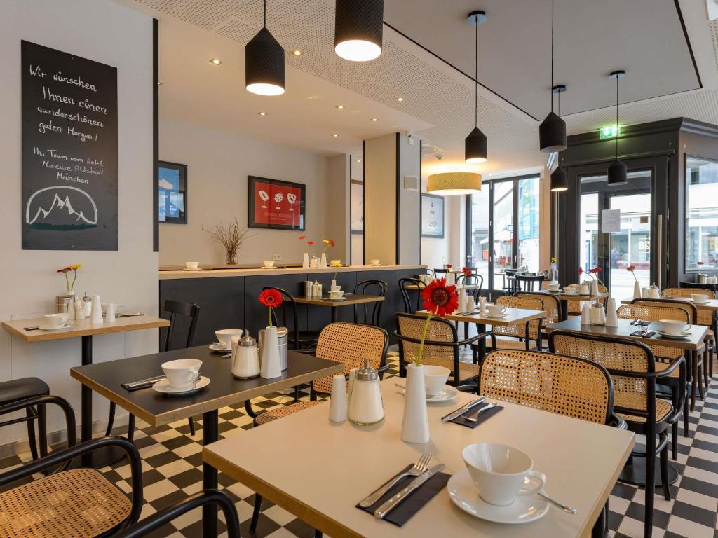 Café da manhã do Mercure Hotel München Altstadt em Munique com mesas e cadeiras de palha