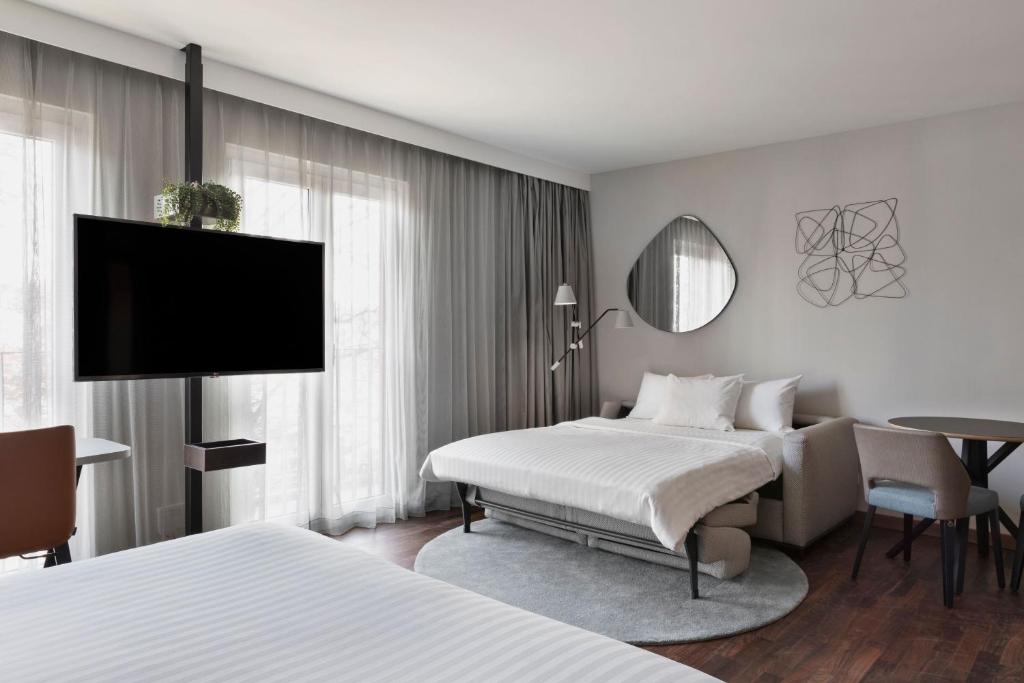 Estúdio do Residence Inn by Marriott Munich City East em Munique com sofá e mesa redonda