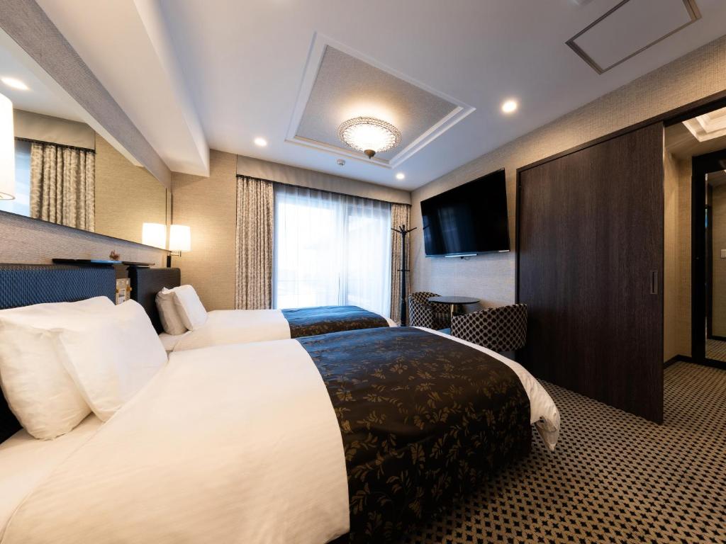 Quarto do APA Hotel Osaka Temmabashi Ekimae em Osaka com duas camas de solteiro