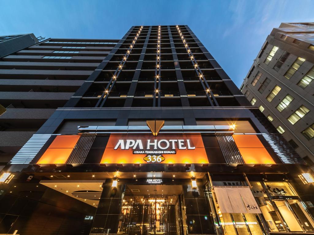Fachada do APA Hotel Osaka Temmabashi Ekimae em Osaka iluminada à noite