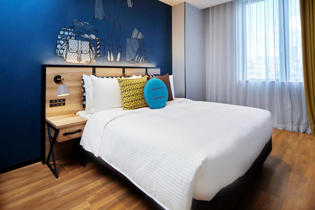 Quarto do Citadines Namba Osaka em Osaka com parede azul decorada