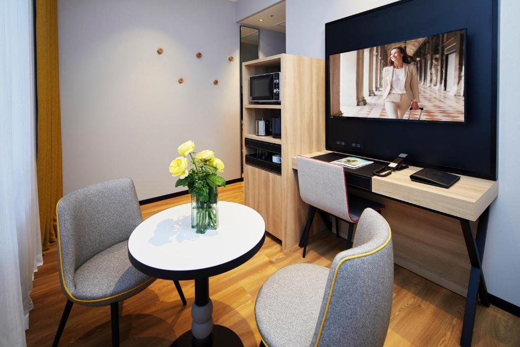 Área de estar do Citadines Namba Osaka em Osaka com mesa redonda e televisão