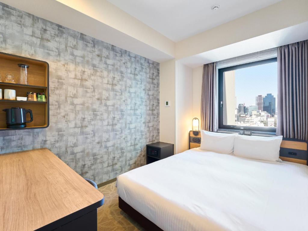 Quarto do Hotel Elcient Osaka Umeda em Osaka com janela para a cidade