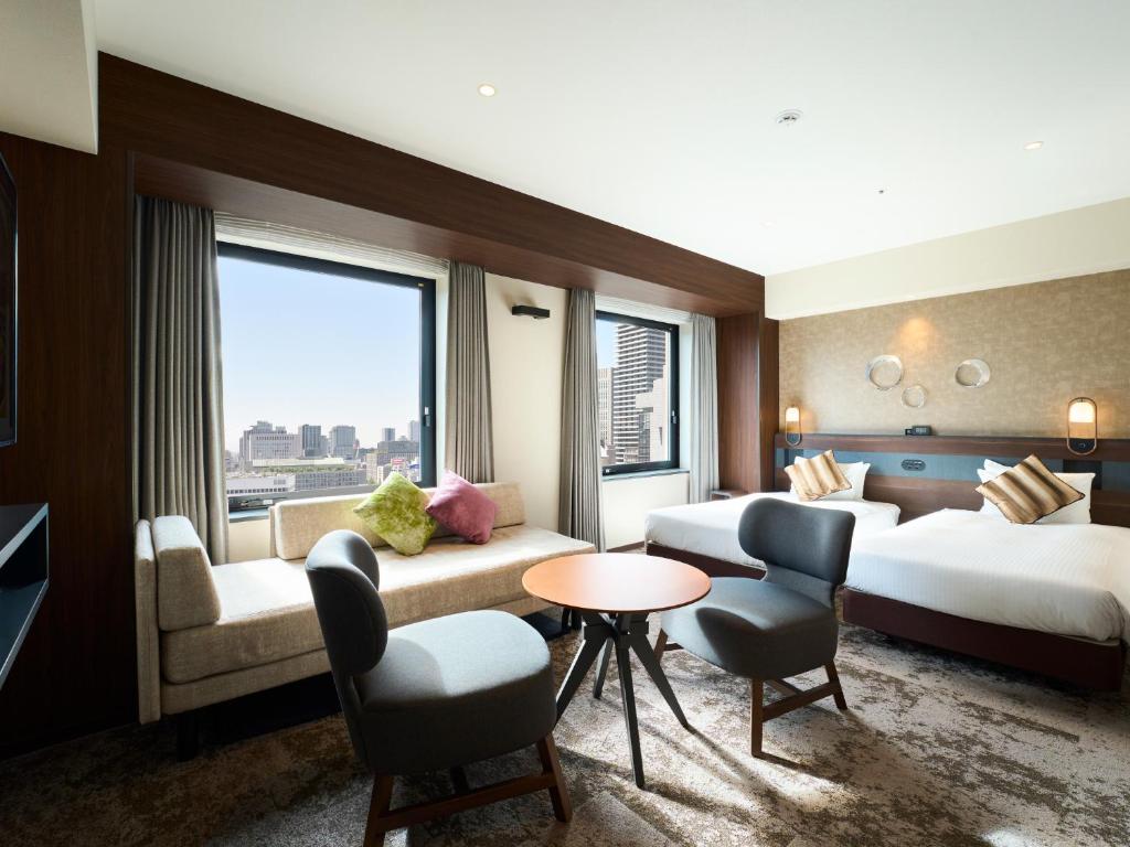 Quarto do Hotel Elcient Osaka Umeda em Osaka com área de estar próxima à janela