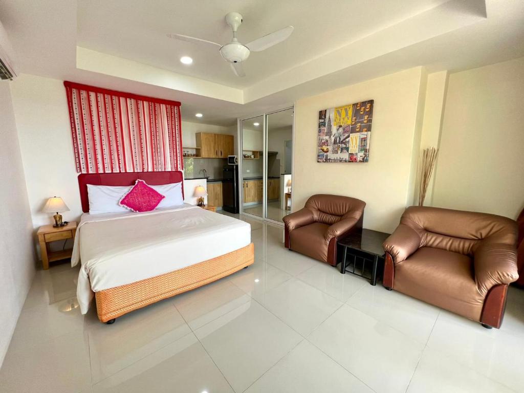 Apartamento do Mountain Seaview Luxury Apartments em Phuket com sala integrada