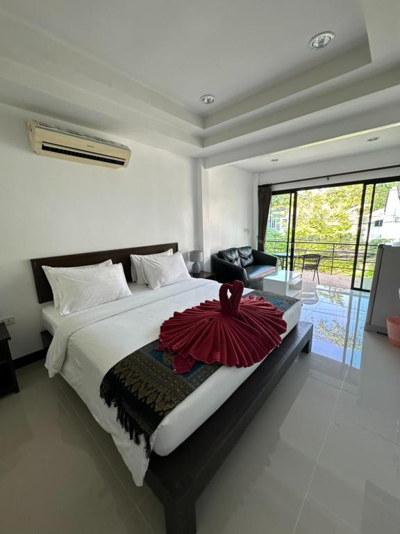 Quarto do The Seashore Kamala Service Apartment em Phuket com varanda ao fundo
