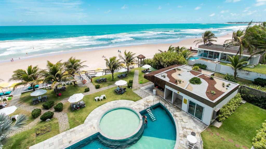 Área externa do Kembali Hotel em Porto de Galinhas com piscina e acesso à praia