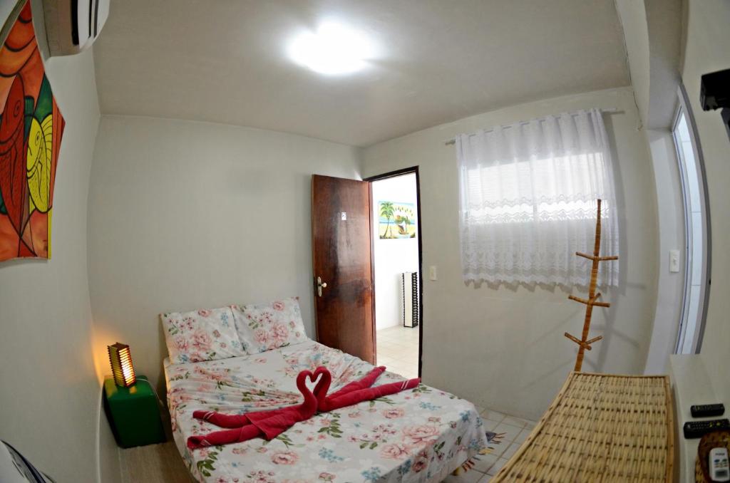 Quarto da Pousada Residencial Porto de Galinhas com cama de casal e decoração simples