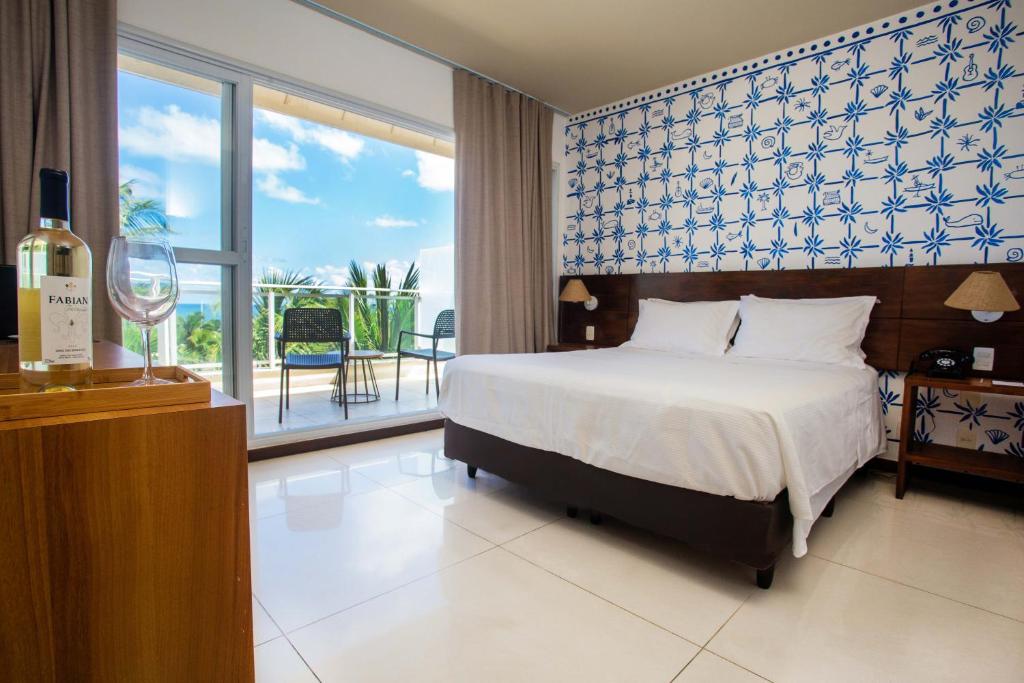Quarto da Casa Di Vina Boutique Hotel em Salvador com varanda e parede decorada em azul e branco