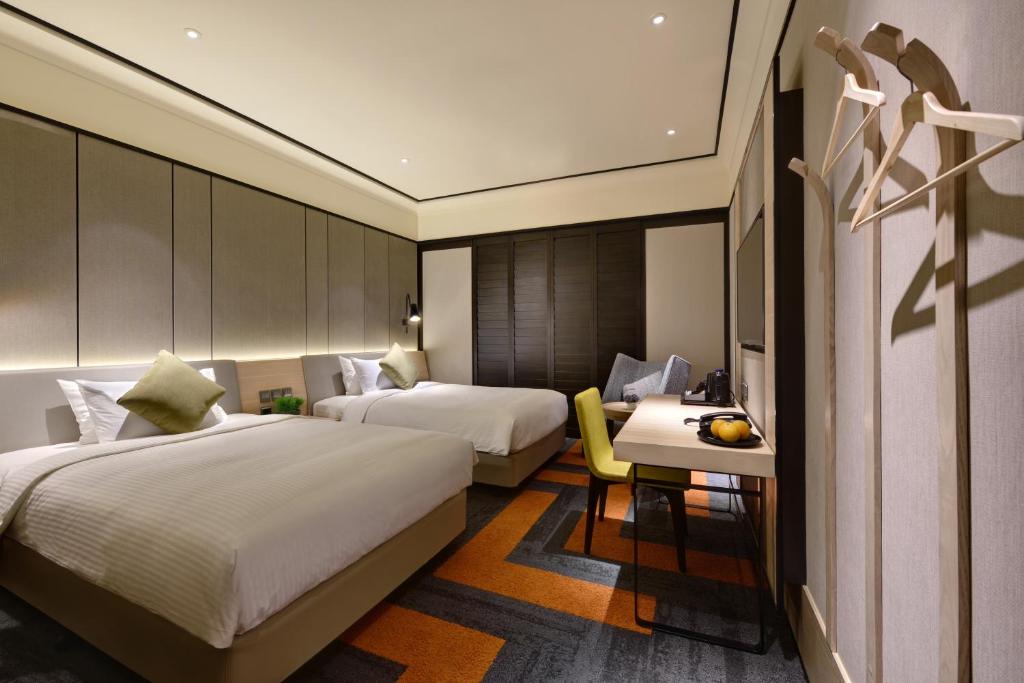 Quarto do Aerotel Singapore Transit Hotel in Terminal 1 em Singapura com duas camas de solteiro