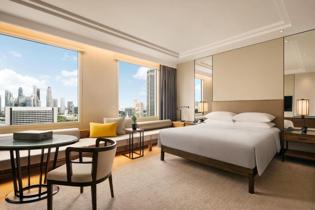 Quarto do Conrad Singapore Marina Bay em Singapura com vista para a skyline